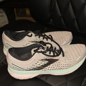 Brooks Women's Black and Gray Athletic Shoes